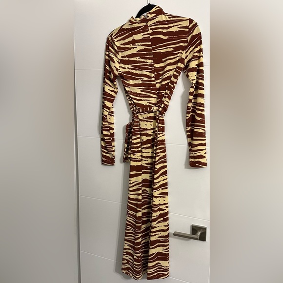 H&M size medium animal print dress with belt - Picture 4 of 4